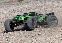 [Action] Traxxas XRT 4WD - yeşil araç çakıl pistte kayarak toz kaldırıyor