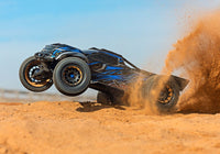 [Action] Traxxas XRT Ultimate - kumda tek teker üzerinde mavi araç