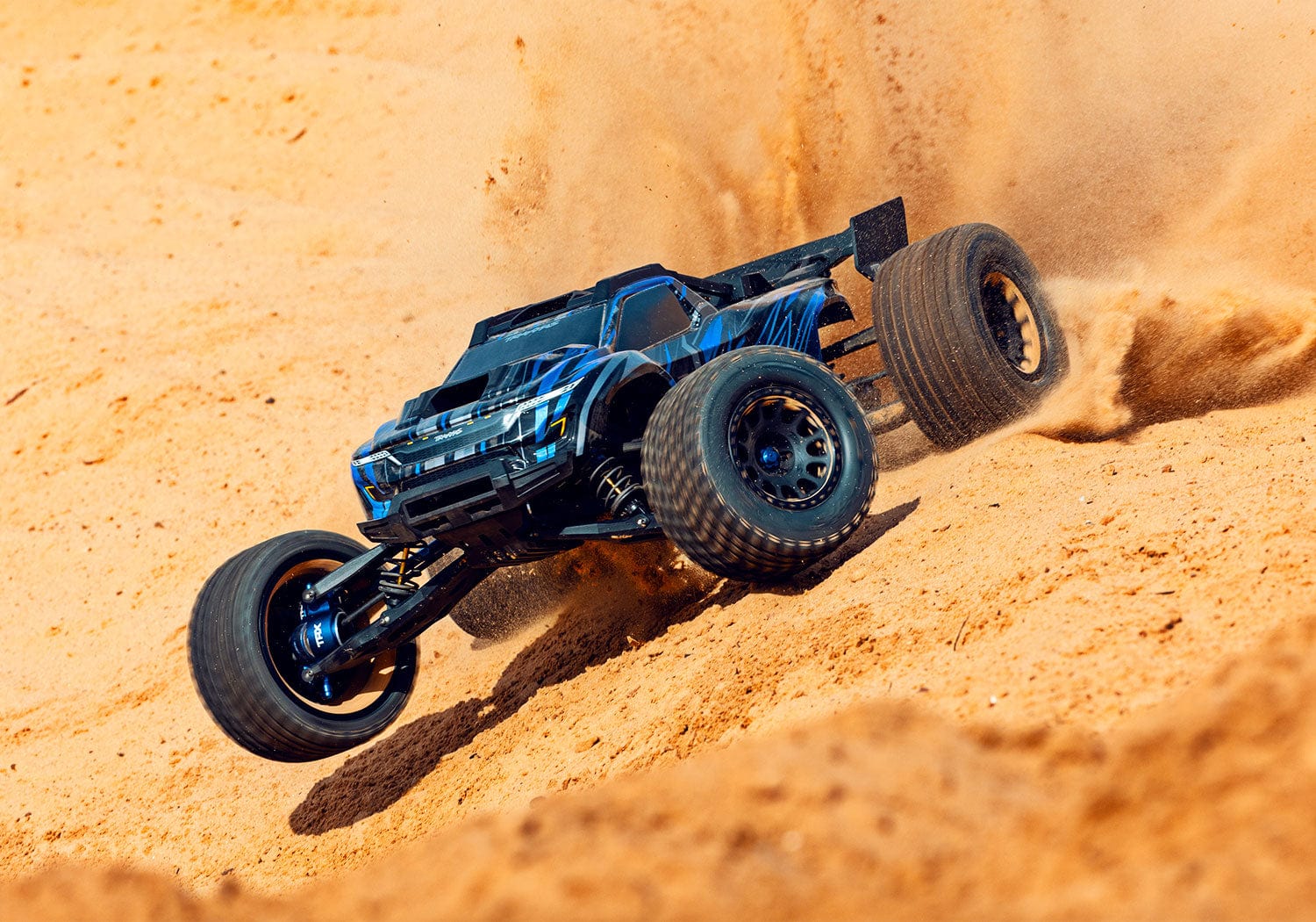 [Action] Traxxas XRT Ultimate - kum tepesine tırmanan mavi araç