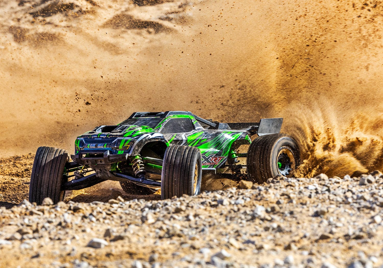[Action] Traxxas XRT Ultimate - çakıllı arazide toz kaldıran yeşil araç