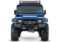 [Dış] Traxxas TRX-4 Defender - Mavi Defender stüdyo önden simetrik görünüm tampon vinç ve farlar