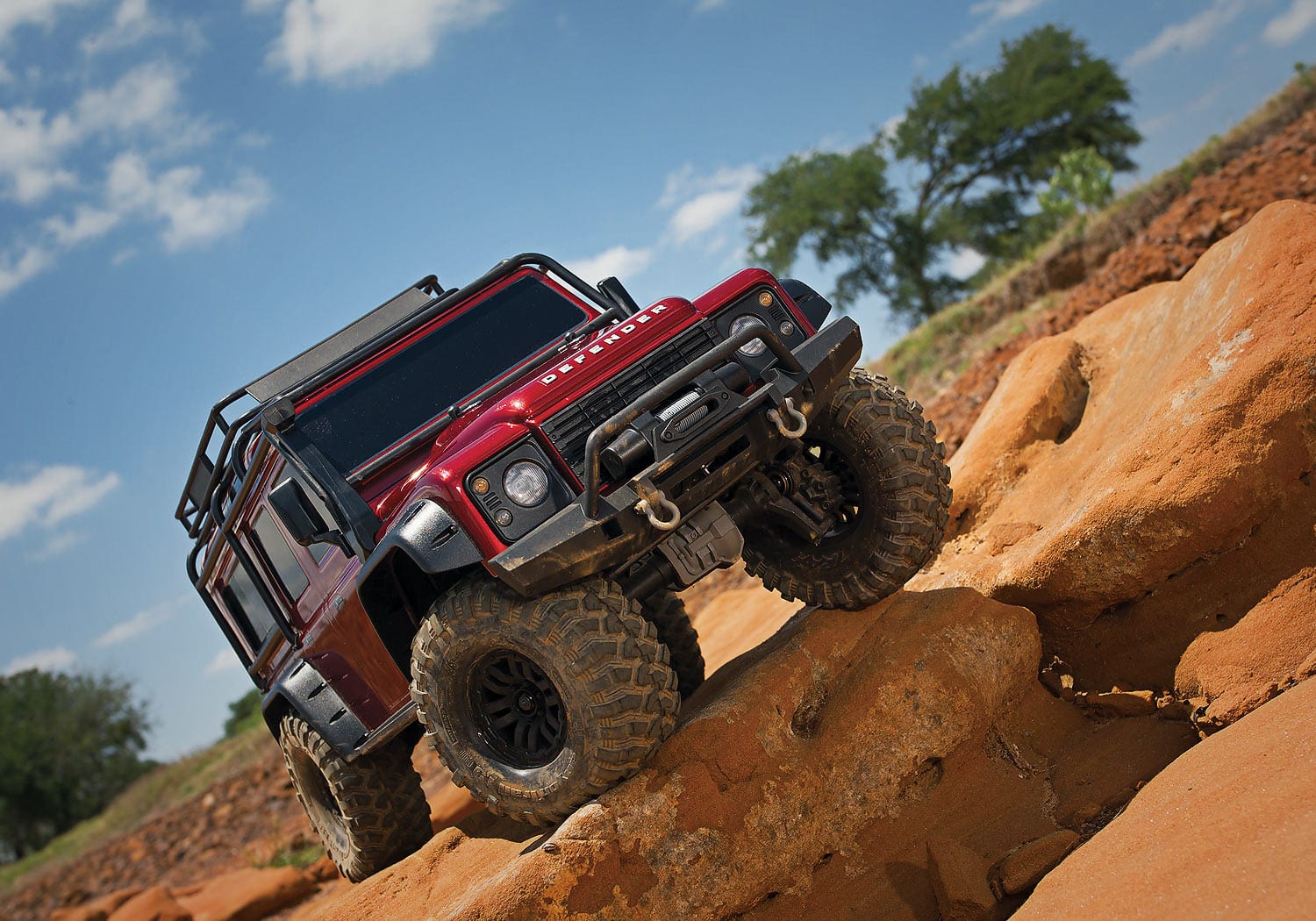 [Action] Traxxas TRX-4 Defender Combo - Kırmızı Defender kaya formasyonunda önden vinç ve tırmanma açısı