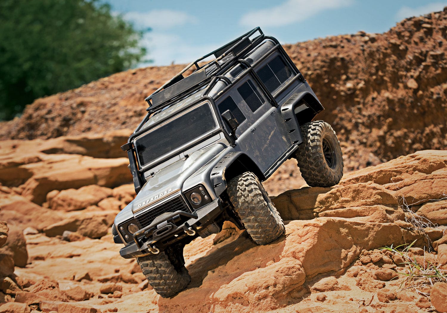 [Action] Traxxas TRX-4 Defender Combo - Gümüş Defender turuncu kaya tırmanışında ön süspansiyon esnemesi