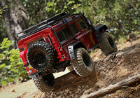 [Action] Traxxas TRX-4 Defender Combo - Kırmızı Defender ormanda devrilmiş kütük üzerinde arkadan tırmanış