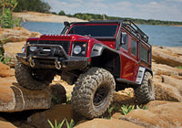 [Action] Traxxas TRX-4 Defender Combo - Kırmızı Defender göl kıyısı kayalık arazide önden lifestyle çekim
