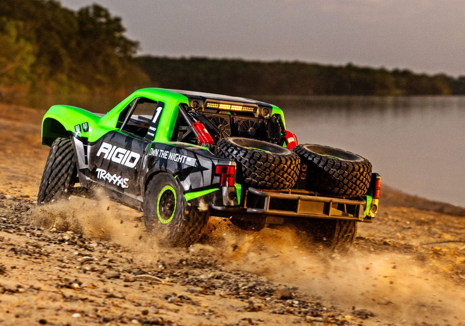 [Action] Traxxas UDR - yeşil sürüm arazide toz kaldırırken
