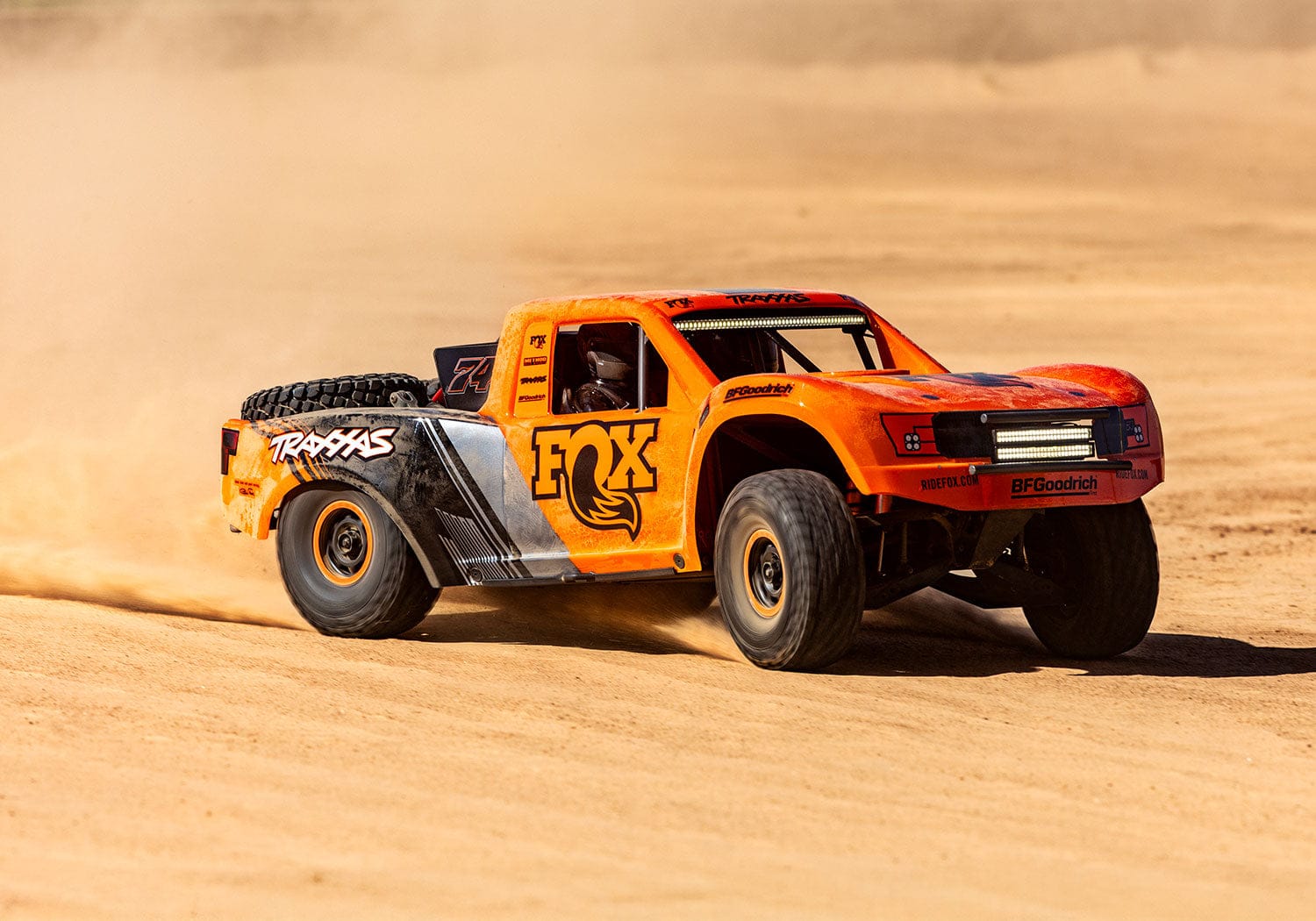 [Action] Traxxas UDR - turuncu Fox sürümü kumlu arazide aksiyon