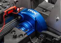 [Detay] Traxxas Maxx Ultimate - mavi alüminyum TRX dişli kapağı yakın