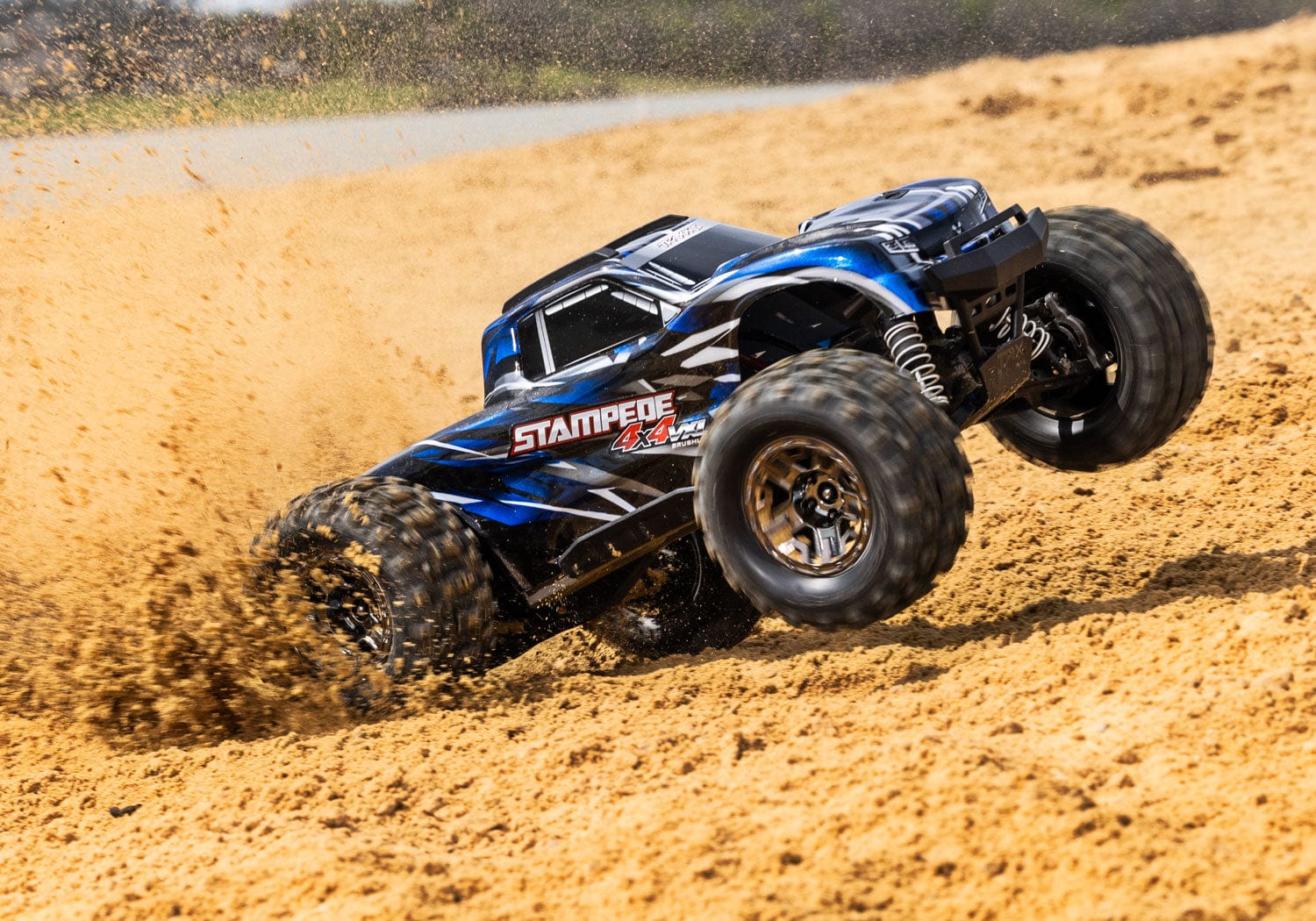 [Action] Traxxas Stampede VXL-3S - Mavi monster truck kum savurarak yüksek hızda