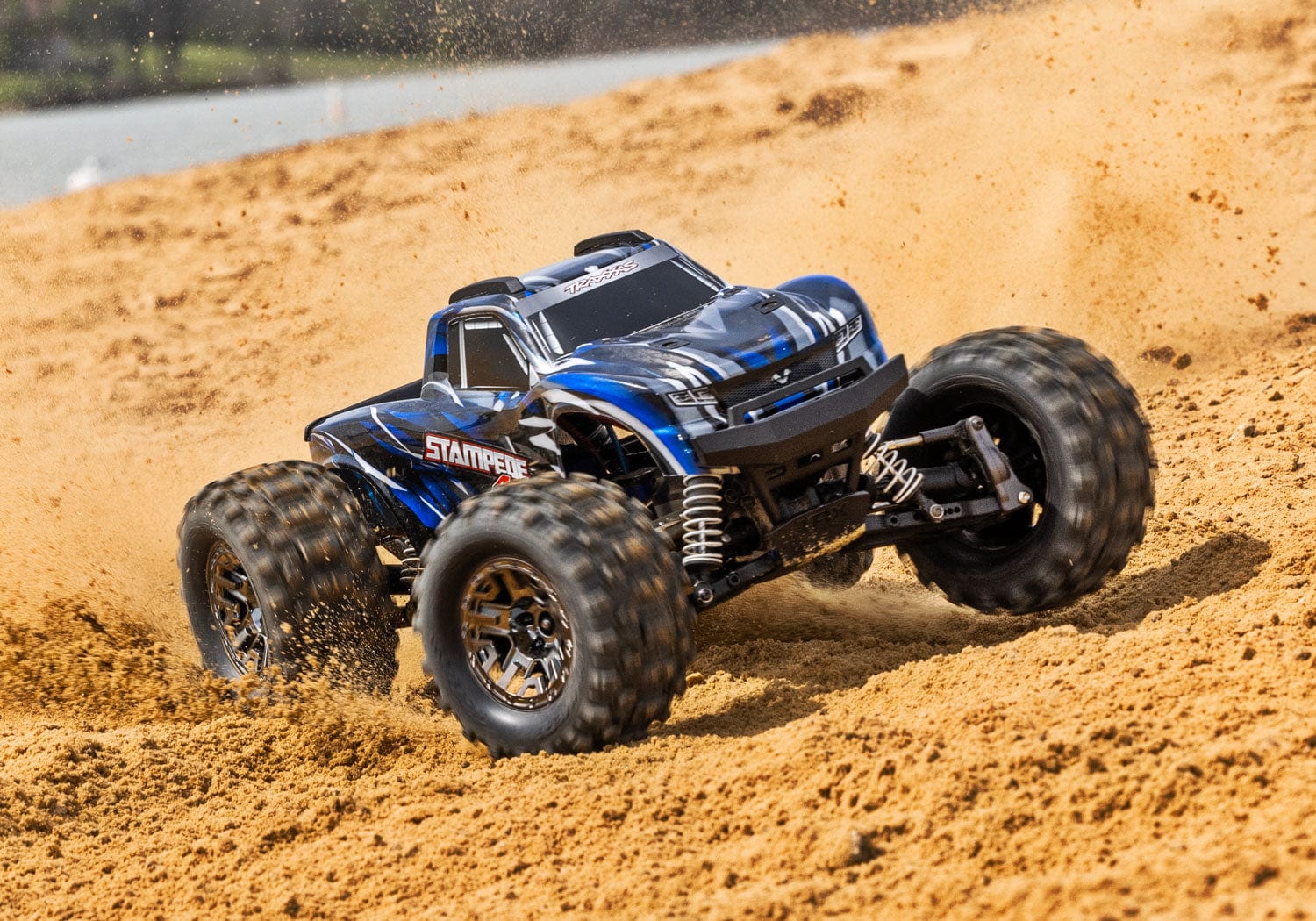 [Action] Traxxas Stampede VXL-3S - Mavi monster truck kum üzerinde drift