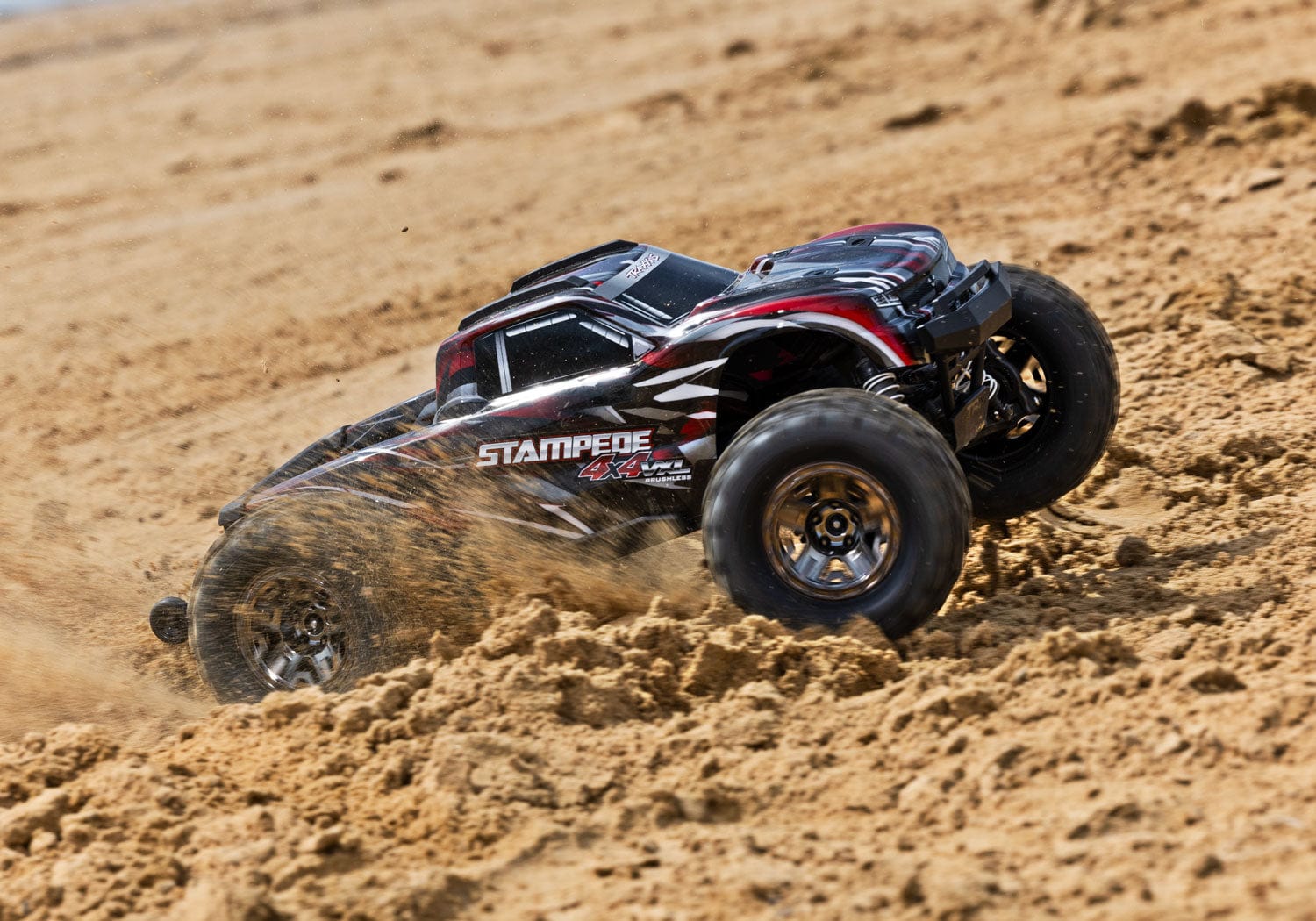 [Action] Traxxas Stampede VXL-3S - Kırmızı monster truck arazide yana savruluş