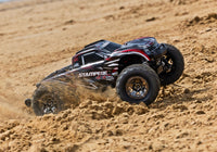 [Action] Traxxas Stampede VXL-3S - Kırmızı monster truck arazide yana savruluş