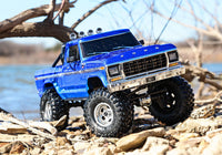 [Action] Traxxas F-150 Ranger - kayalık su kenarında arazide önden üç-çeyrek