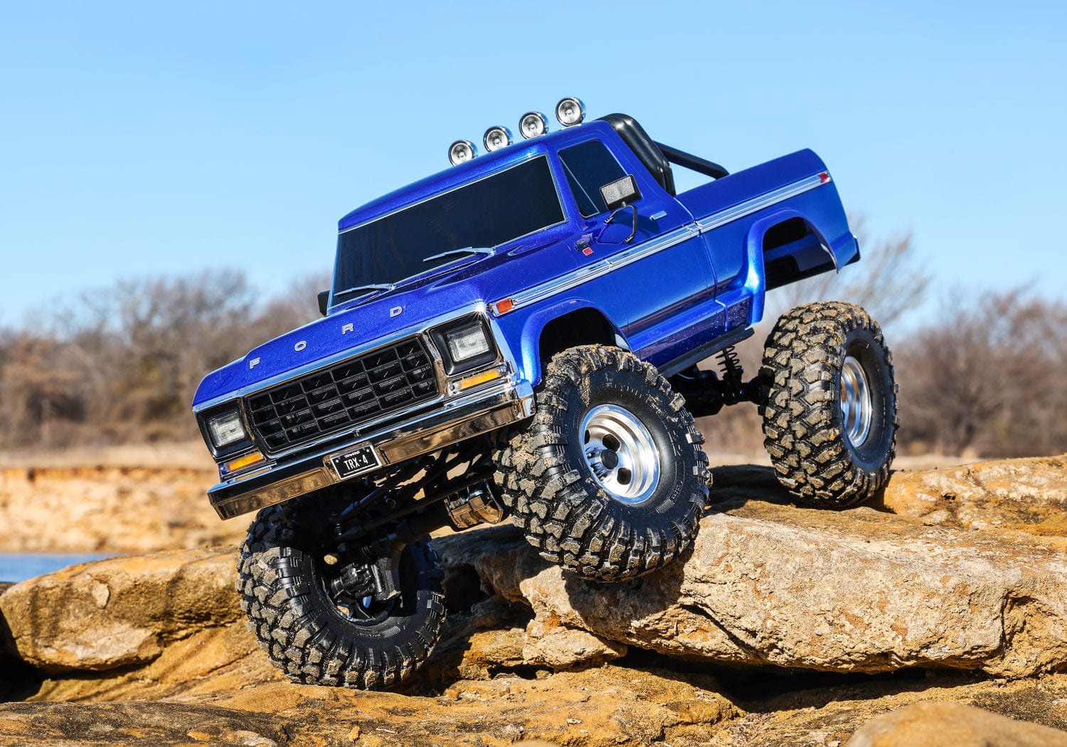 [Action] Traxxas F-150 Ranger - kayalık zeminde önden üç-çeyrek