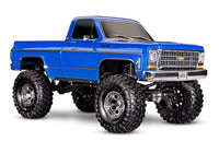 [Dış] Traxxas K10 Cheyenne - mavi stüdyo çekimi, ön çapraz görünüm