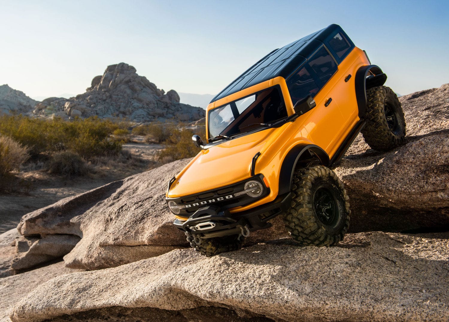 [Action] Traxxas Bronco Combo - turuncu araç kaya tırmanışı