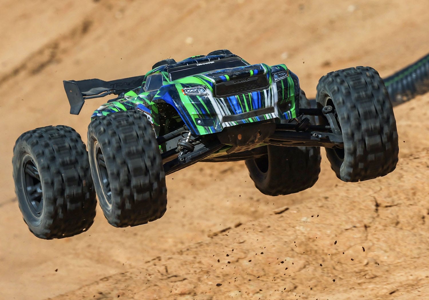 [Action] Traxxas Sledge - toprak pistte havada atlayış