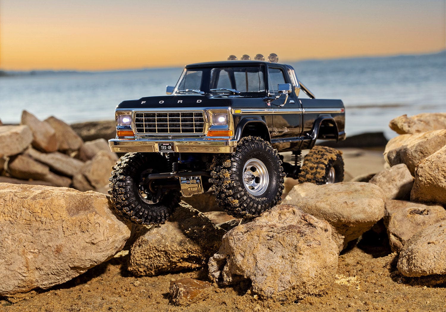 [Action] Traxxas TRX-4M F150 - Siyah kamyonet gün batımında kayalarda