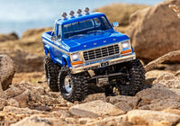 [Action] Traxxas TRX-4M F150 - Mavi kamyonet deniz kenarı kayalarda