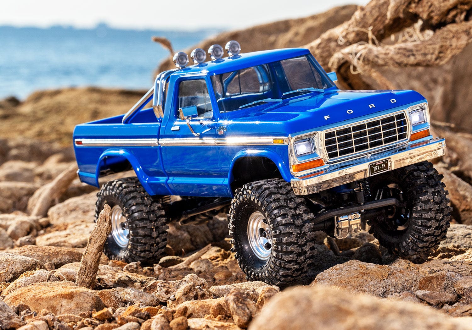 [Action] Traxxas TRX-4M F150 - Mavi kamyonet sahil kayalıklarında outdoor