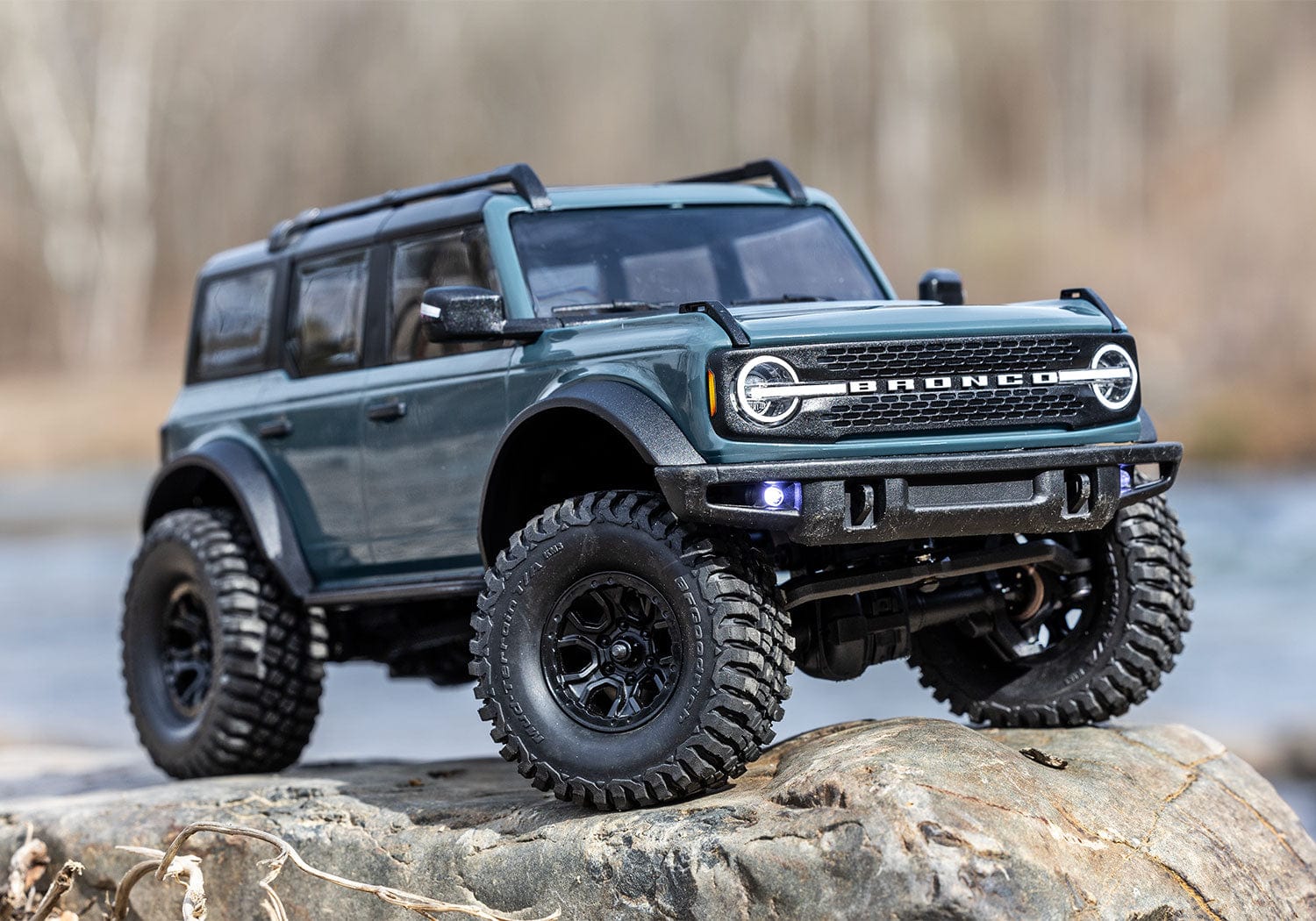 [Action] Traxxas TRX-4M Bronco - koyu yeşil araç kaya üzerinde arazi pozu