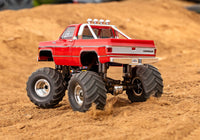 [Action] Traxxas TRX-4MT K10 - Kırmızı K10 Monster Truck dış mekan toprakta tekerlek tozu kaldırırken