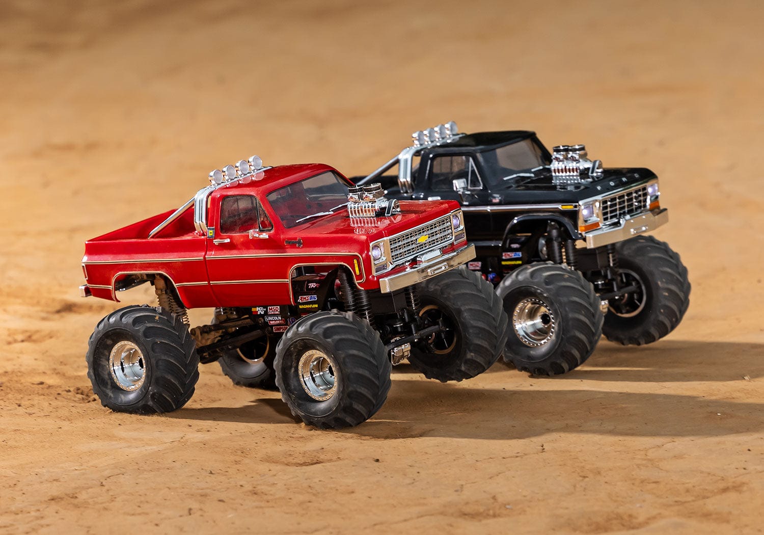 [Action] Traxxas TRX-4MT F-150 - Kırmızı K10 ve siyah F-150 mini monster truck arazide outdoor sahne