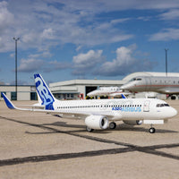 [Detay] E-Flite Airbus A320neo Twin 64mm EDF - Burun ve motor nacelle yakın çekim, hangar ortamı