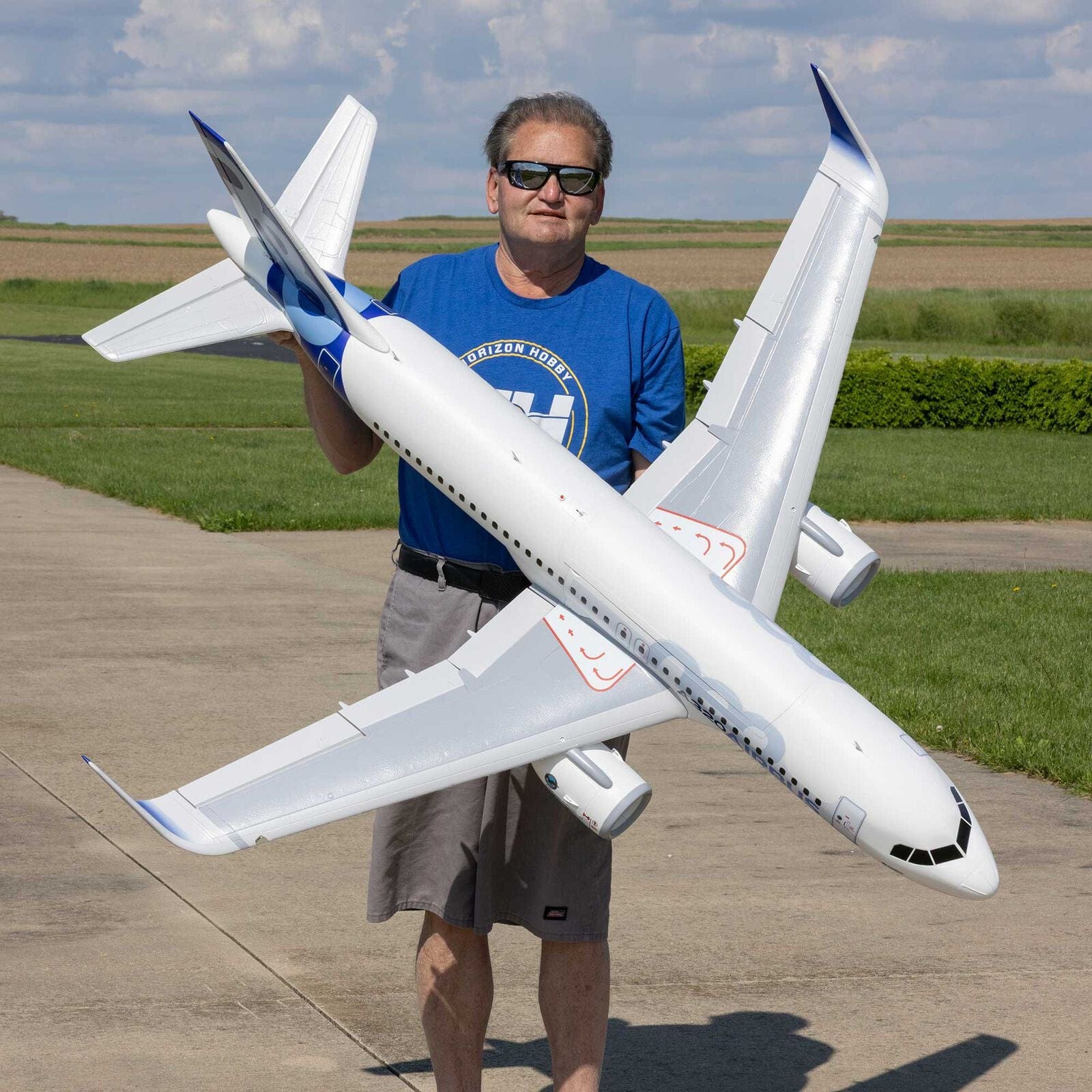 [Havada] E-Flite Airbus A320neo Twin 64mm EDF - Tarla üzerinde alçak uçuş, yandan görünüm