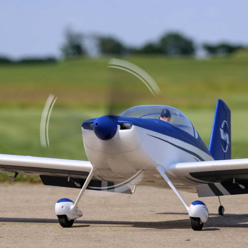 [Dış] E-Flite RV-7 1.1m - Pist üzerinde önden 3/4 görünüm, pervane dönüyor