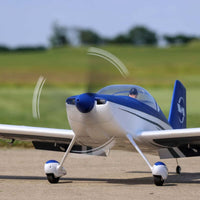 [Dış] E-Flite RV-7 1.1m - Pist üzerinde önden 3/4 görünüm, pervane dönüyor
