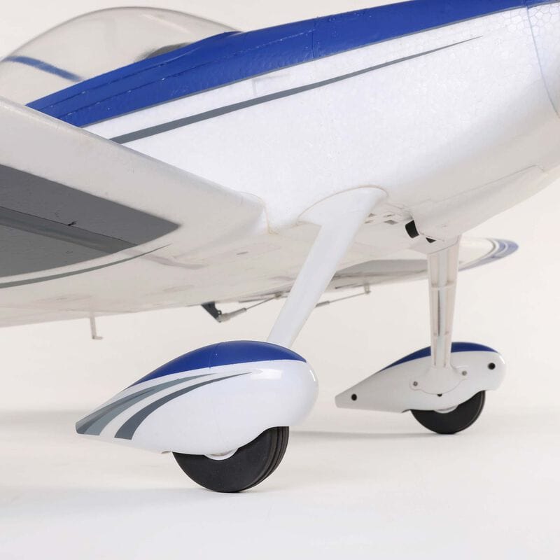 [Detay] E-Flite RV-7 1.1m - İniş takımı ve tekerlek kaportası yakın çekim