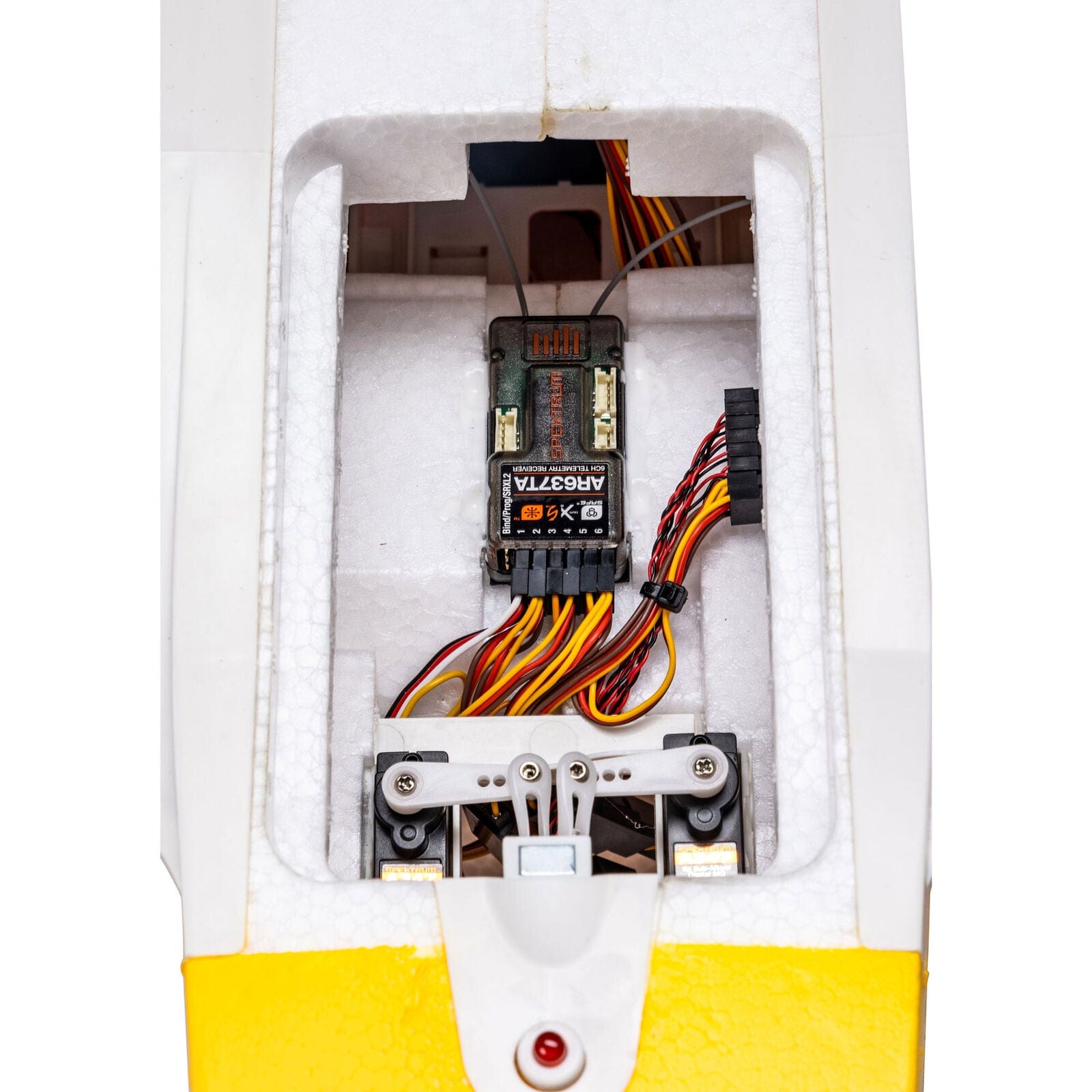 [Detay] E-Flite Super Timber 1.7m - Elektronik bölmesi, alıcı ve servo kabloları