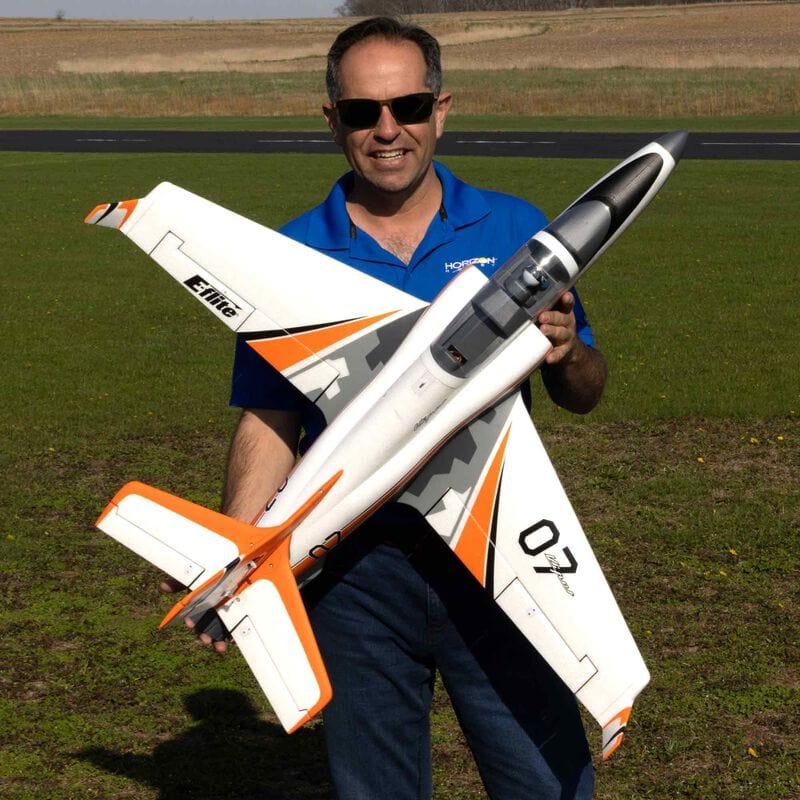 [Boyut] E-flite Viper 70mm EDF Jet - Pilot elinde tutuyor, boyut karşılaştırması