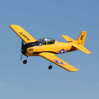 [Havada] E-flite T-28 Trojan 1.1m - Mavi gökyüzünde viraj, kanat üst yüzey görünümü