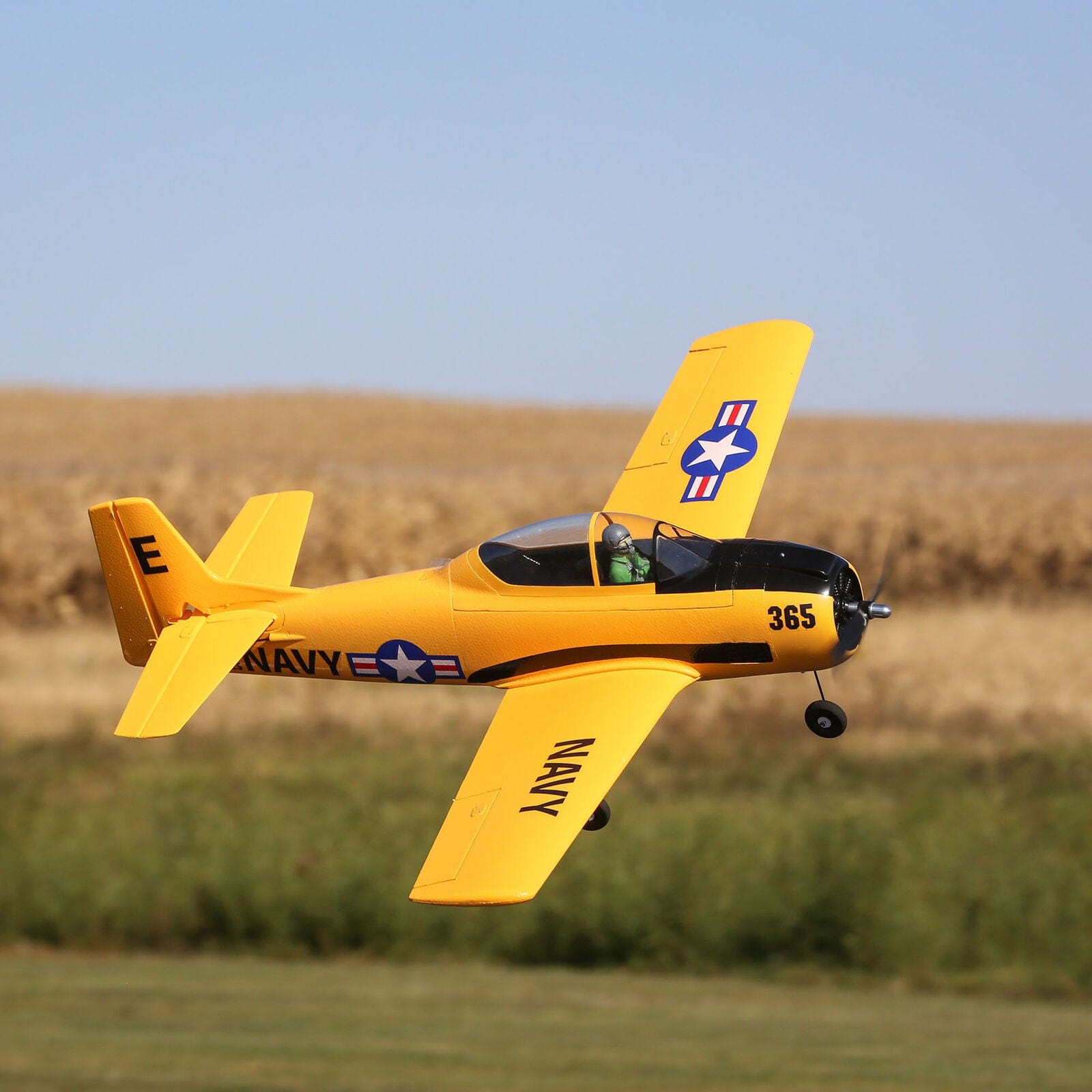 [Havada] E-flite T-28 Trojan 1.1m - Tarla üzerinde alçak uçuş, iniş takımları açık