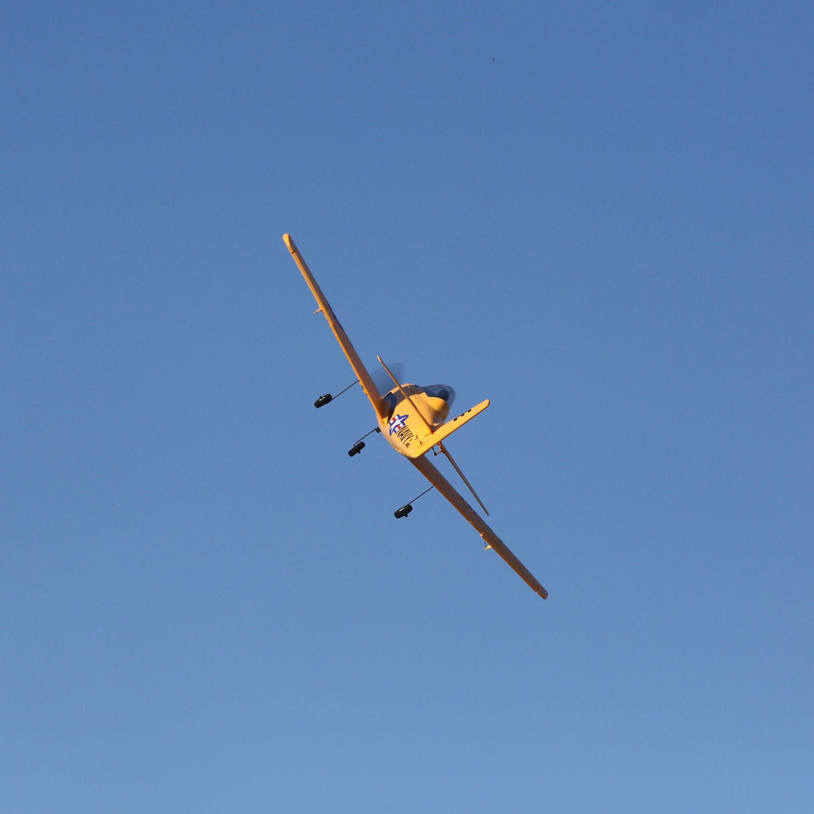 [Havada] E-flite T-28 Trojan 1.1m - Dik tırmanış manevrası, alt yüzey görünümü