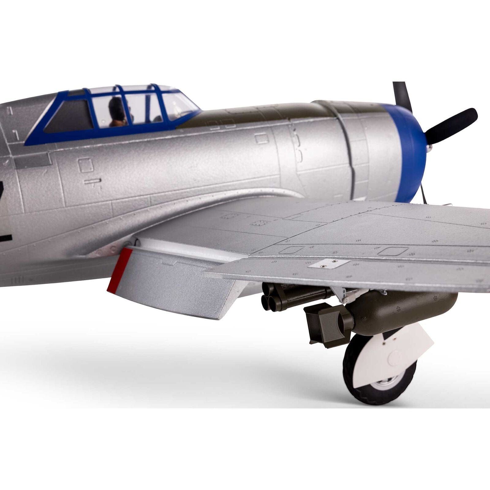 [Detay] E-flite P-47 Razorback 1.2m - Arka gövde, flap mekanizması ve iniş takımı yakın çekim