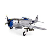 [Dış] E-flite P-47 Razorback 1.2m - Stüdyo çekimi, ön sol üç çeyrek görünüm, gümüş metalik boya