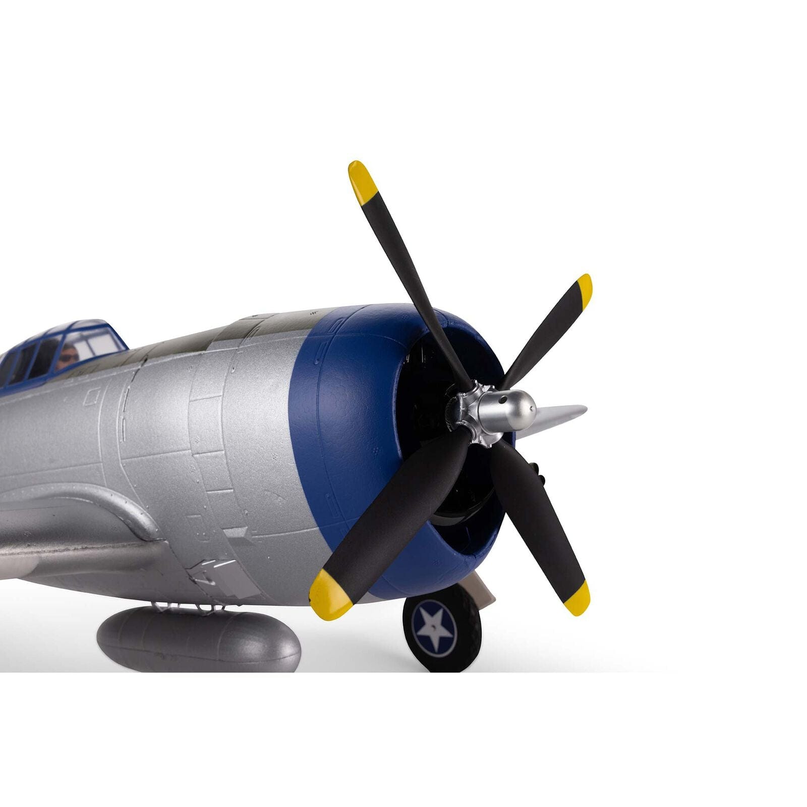 [Detay] E-flite P-47 Razorback 1.2m - Burun ve dört kanatlı pervane yakın çekim, mavi motor kaporta