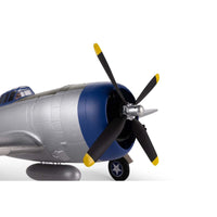 [Detay] E-flite P-47 Razorback 1.2m - Burun ve dört kanatlı pervane yakın çekim, mavi motor kaporta