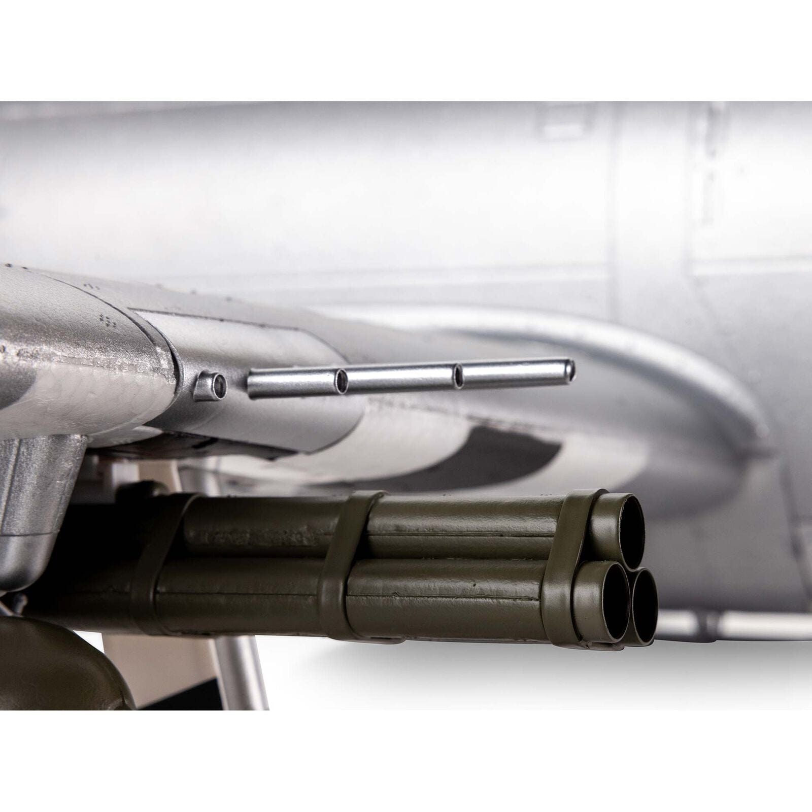 [Detay] E-flite P-47 Razorback 1.2m - Kanat altı silah ve roket tüpü detayı