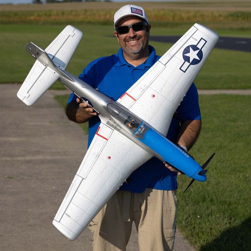 [Boyut] E-flite P-51D Mustang 1.2m Cripes A'Mighty 3rd - Pilot ile boyut karşılaştırması