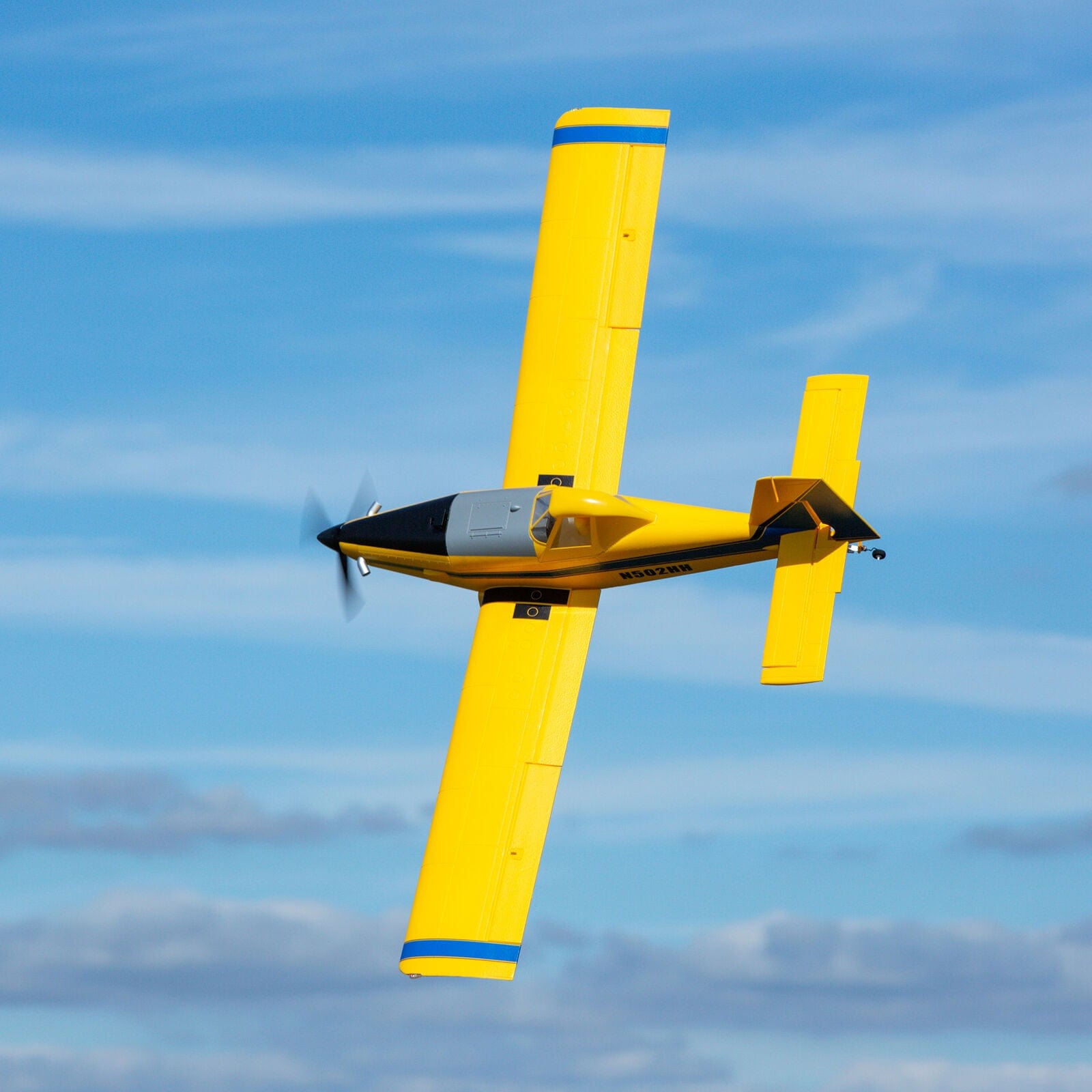 [Havada] E-Flite Air Tractor 1.5m BNF - Mavi gökyüzünde dik viraj manevrasında
