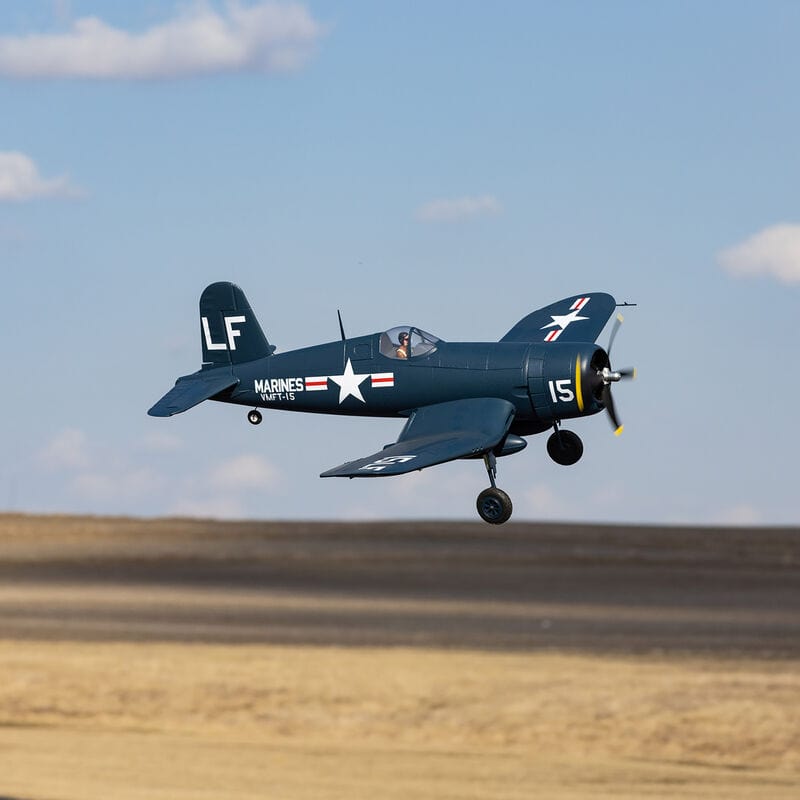 [Havada] E-flite F4U-4 Corsair 1.2m - Pist üzerinde alçak irtifa geçişi