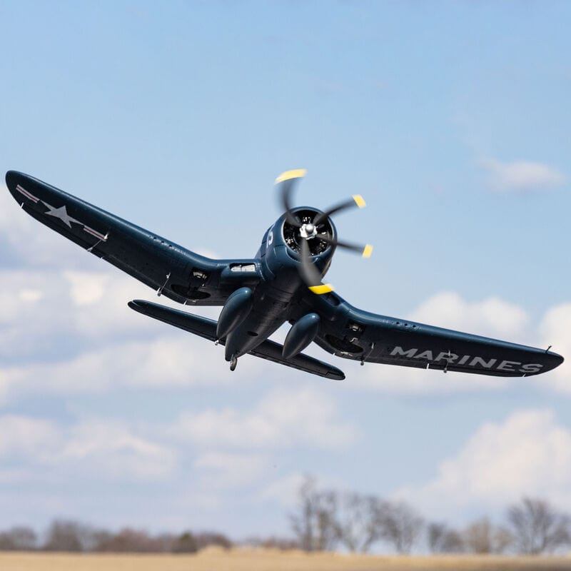 [Havada] E-flite F4U-4 Corsair 1.2m - Bulutlu gökyüzünde önden dalış uçuşu