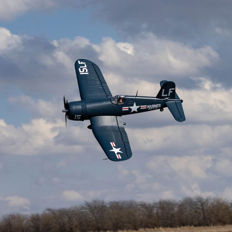 [Havada] E-flite F4U-4 Corsair 1.2m - Bulutlu gökyüzünde eğimli viraj