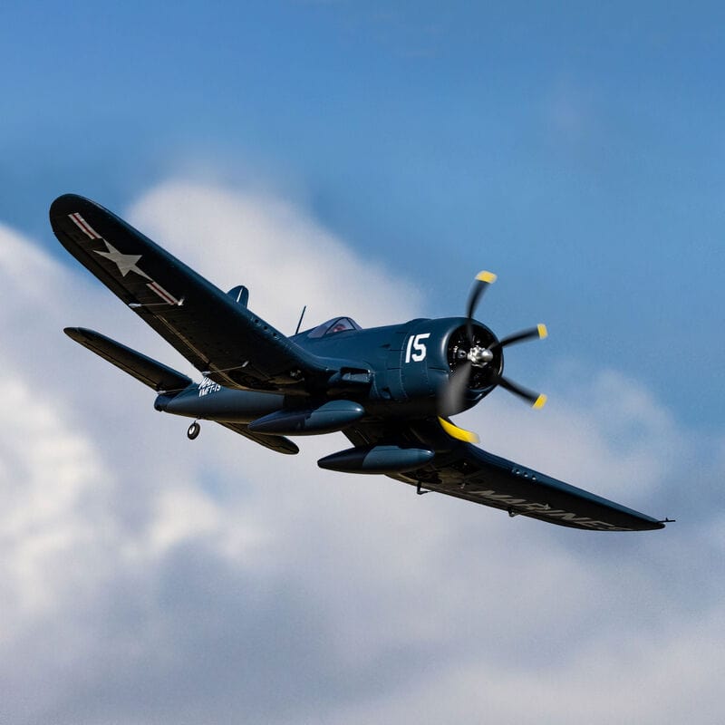 [Havada] E-flite F4U-4 Corsair 1.2m - Bulutlu gökyüzünde sağ yandan uçuş