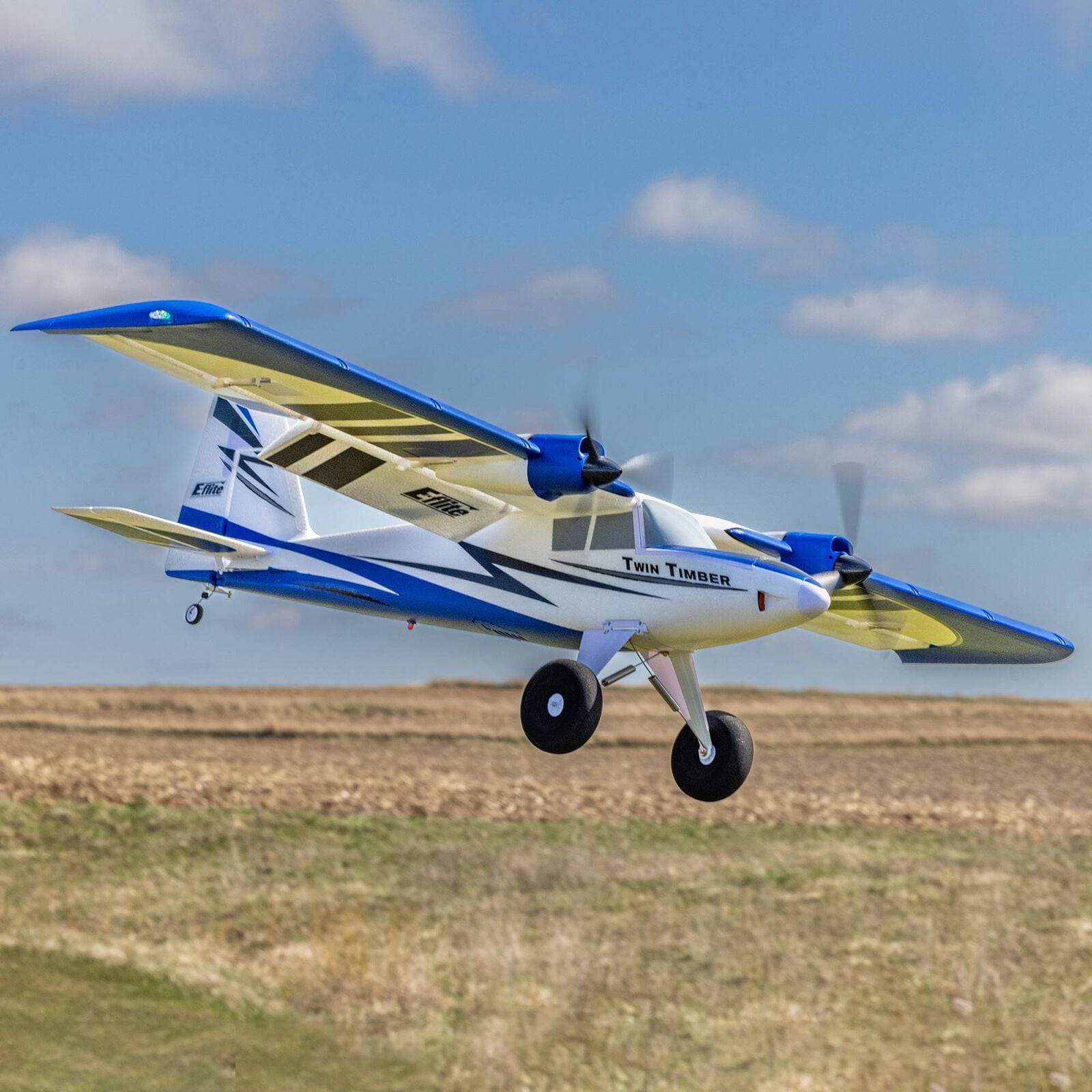 [Havada] E-Flite Twin Timber 1.6m - Tarla üzerinde alçak geçiş yan profil uçuş