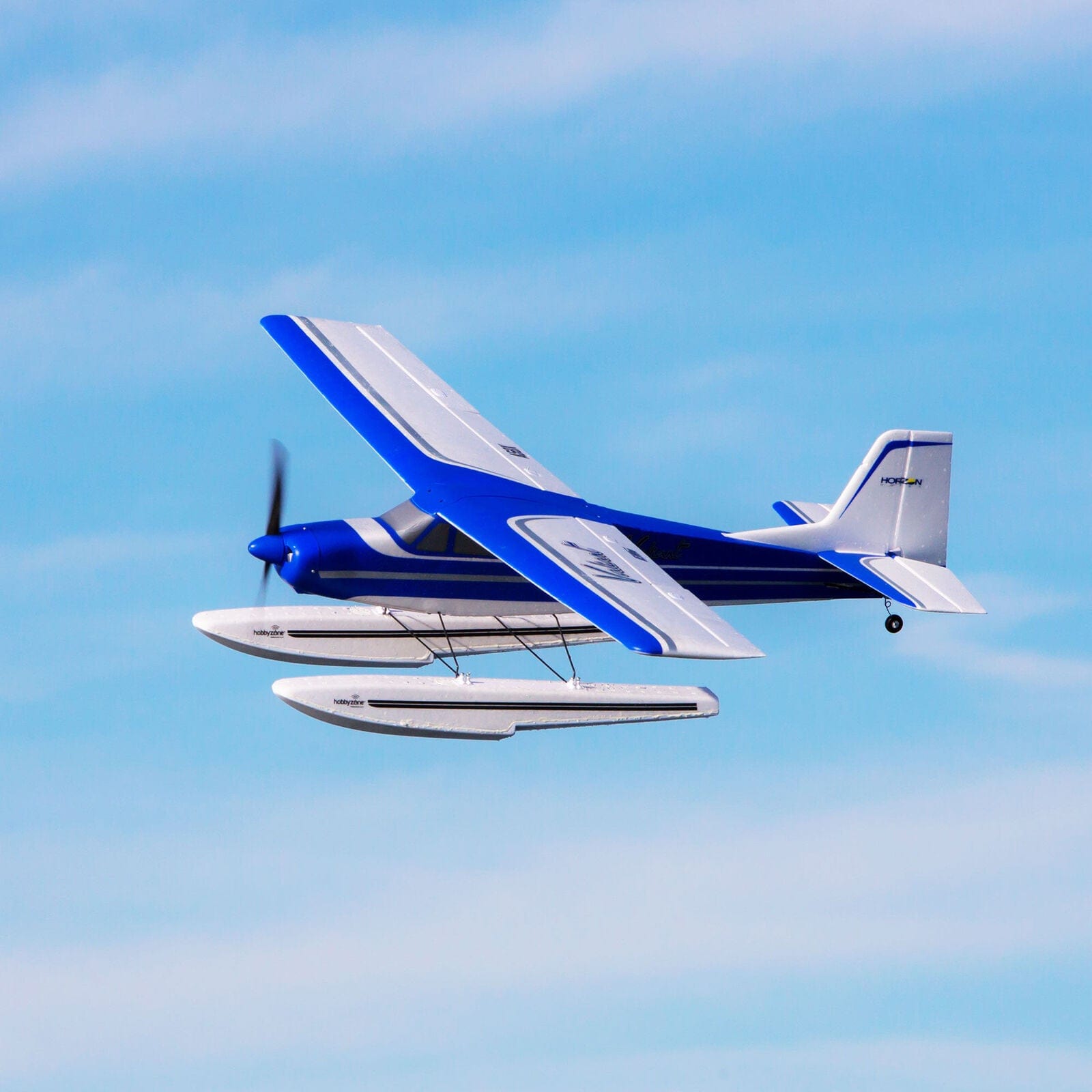 [Havada] E-Flite Valiant 1.3m BNF Basic - Şamandıralı versiyon, mavi gökyüzünde süzülüş
